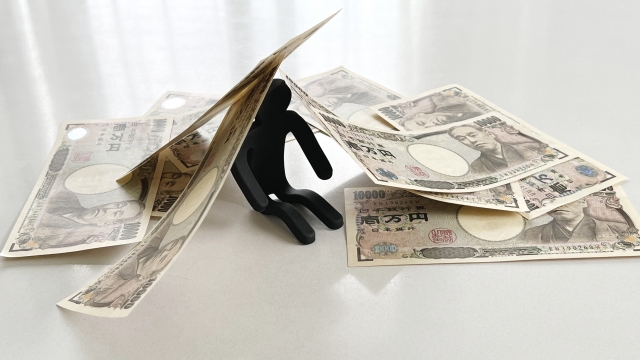 借金を背負う男。常陸大宮市で借金返済の相談は無料でできます